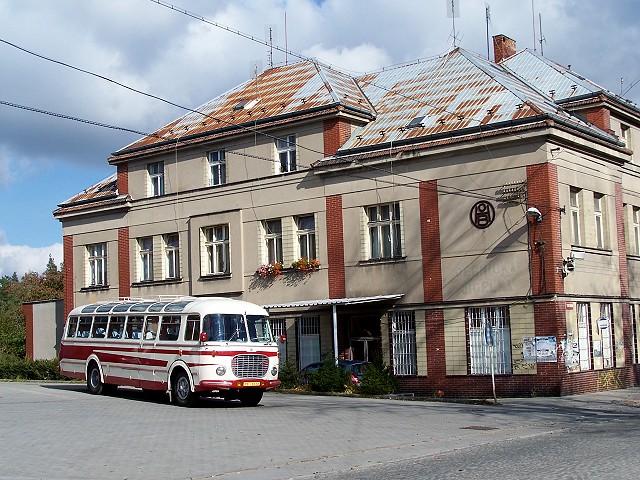 Autobus Škoda 706 RTO-LUX pózuje před nádražím v Třemošné při jedné z posledních jízd před započetím komplexní renovace. 13.10.2007, Libor Had.