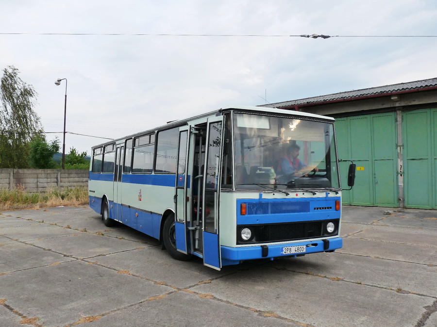 Čerstvě zrenovovaný autobus Karosa C 734 pózuje v areálu Muzea dopravy. 24.7.2013, Michal Kouba.