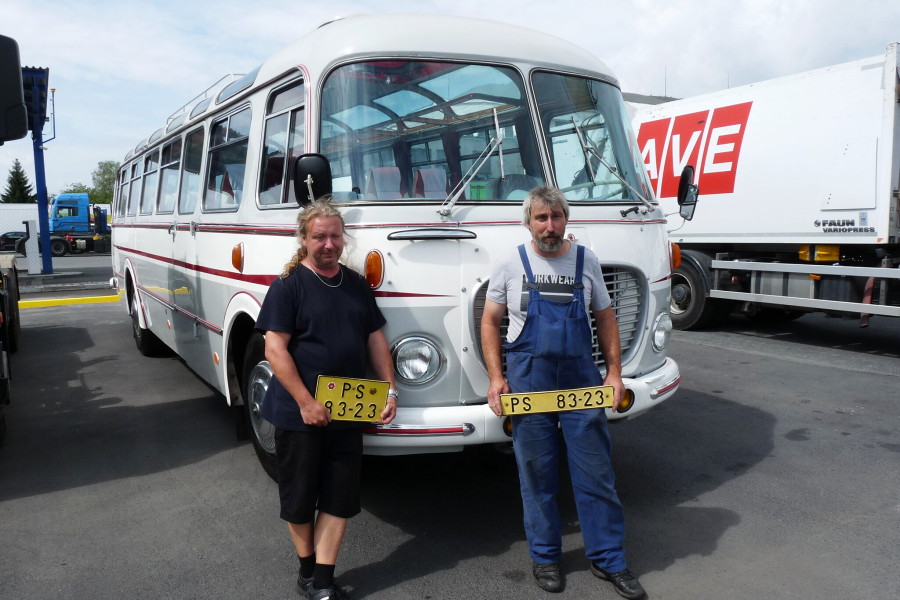 Autobusu se po 12 letech vrátily původní registrační značky (uschované v depozitu). Na snímku zleva majitel autobusu Libor Had a dále jeden z hlavní trojice renovátorů Martin Šmíd. 6.8.2019, Michal Kouba.