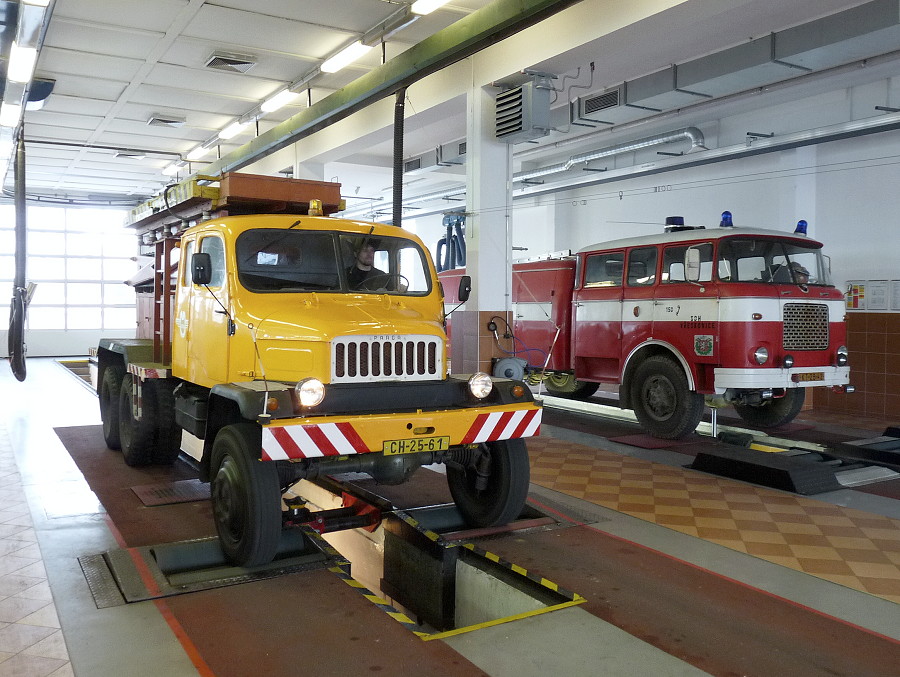 Po nutných opravách vozidlo v lednu 2012 úspěšně absolvovalo technickou kontrolu, na snímku ve společnosti hasičké Škody 706. 12.1.2012, Michal Kouba.