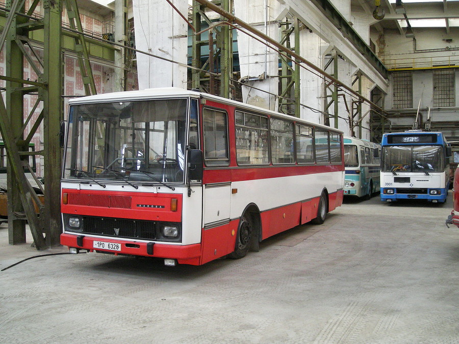 Autobus Karosa B 731 ev.č. 385 ve stavu v jakém dojezdil u PMDP byl zachycen před započetím renovačních prací. 26.7.2007, Michal Kouba.