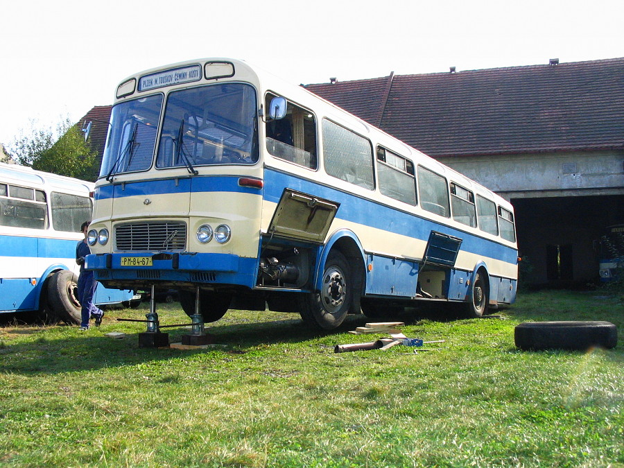Přendavání výbavy z jednoho autobusu Karosa ŠL do druhého, konkrétně z vozu 284 do 282, dále proběhla i výměna předního kola. 24.9.2005, Michal Kouba.