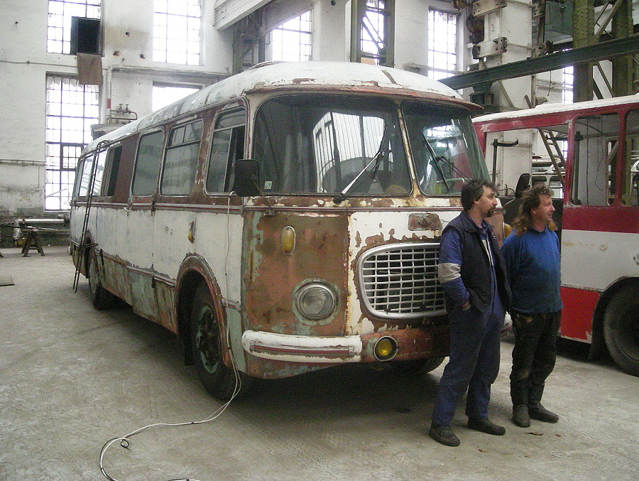 Dva členové hlavní restaurátorské trojice Škoda-bus klubu. 22.3.2008, Michal Kouba.