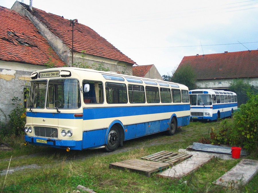 Nový spolkový autobus Karosa ŠL 11 (č. 282) spolu s vozem (č. 284), který byl po získání 282 odprodán dále. 24.9.2005, Michal Kouba.