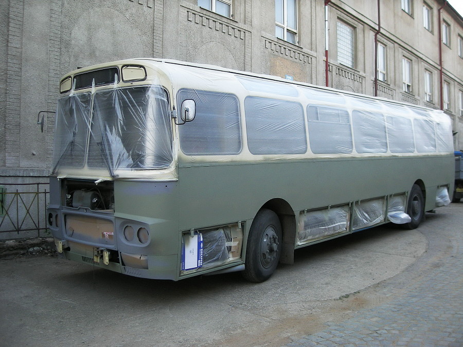 Autobus po aplikaci základního nátěru. 11.4.2009, Michal Kouba.
