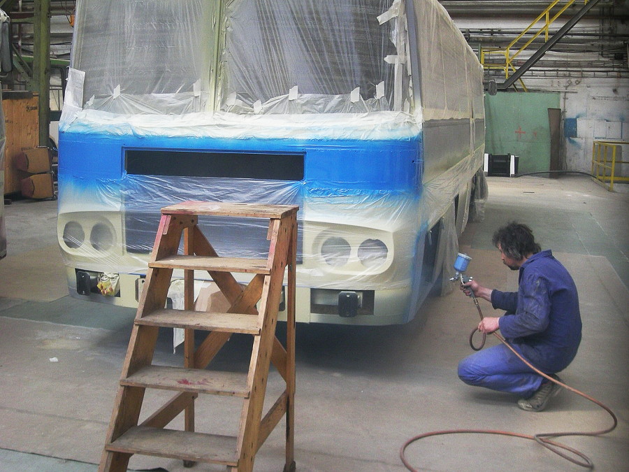 Stříkání vrchního nátěru. Vůz je vyhotoven v klasickém modro-krémovém provedení. 19.4.2009, Michal Kouba.