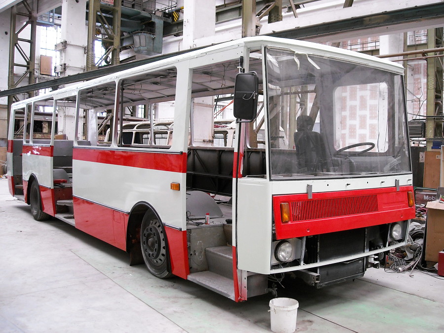 Odstrojený autobus už s novým nátěrem, který realizovala externě lakovna PMDP. 13.8.2009, Michal Kouba.