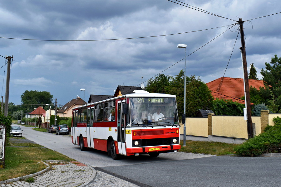 Karosa B 732 při okružní jízdě s návštěvníky akce Skvosty s vůní benzínu projíždí Podhájím. 21.7.2019, Karel Šimána.