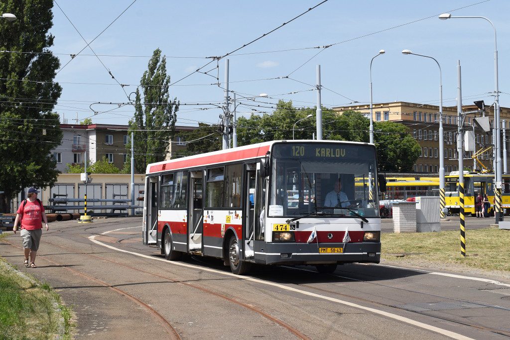 Na historické autobusové lince mezi vozovnami byl nasazen také autobus Škoda 21 ab ev. č. 474. Na snímku se vůz blíží k nástupní zastávce v tramvajové vozovně Slovany. 15.6.2019, Zdeněk Kresa.