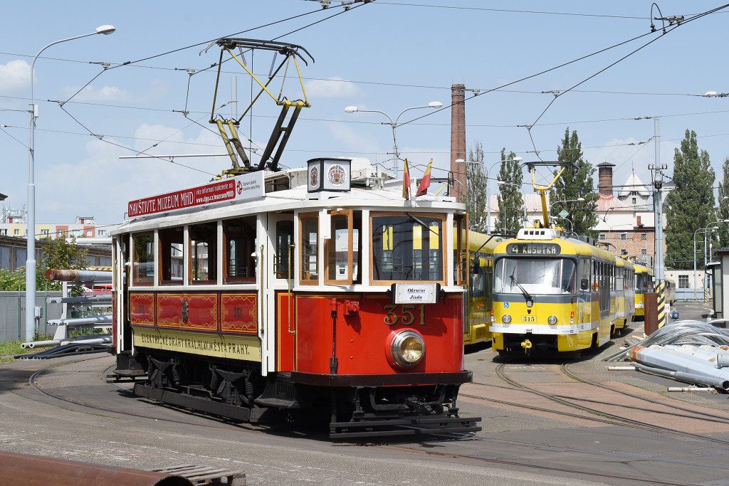 U příležitosti oslav byla z pražského střešovického muzea zapůjčena historická tramvaj Ringhoffer (ev.č. 351). Na snímku stroj zachycen ve vozovně Slovany. 15.6.2019, Zdeněk Kresa.