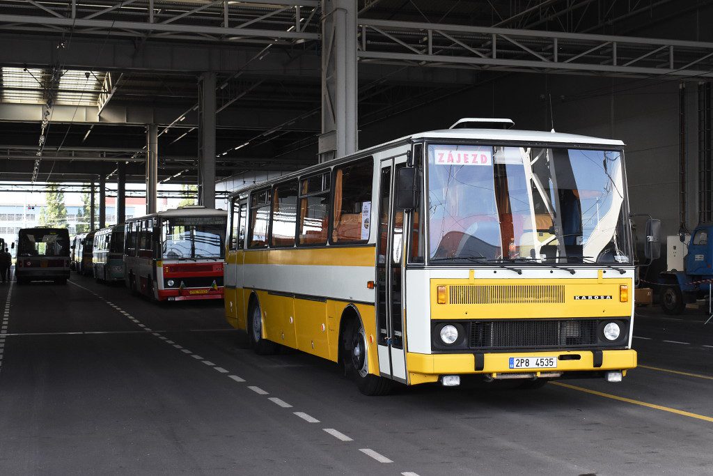 Karosa LC 735 v čele vystavených autobusů v hale krytého odstavu depa Karlov. 15.6.2019, Zdeněk Kresa.