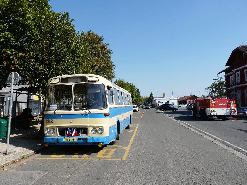 Karosa ŠL 11 č. 282 vyčkává v přestávce mezi jízdami u horažďovického nádraží. 28.9.2018, Michal Kouba.