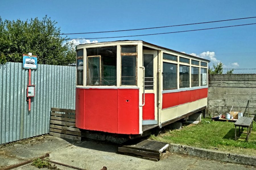 Skříň tramvajového vozu byla nejprve natřena červenou a krémovou barvou. 8.8.2020, Zdeněk Kresa.