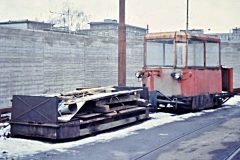 Pracovní traťový vozík v původním stavu s nájezdovými rampami byl zachycen ve společnosti tlačného sněhového pluhu v areálu vozovny Slovany. 1.2.1982, archiv Boveraclub.