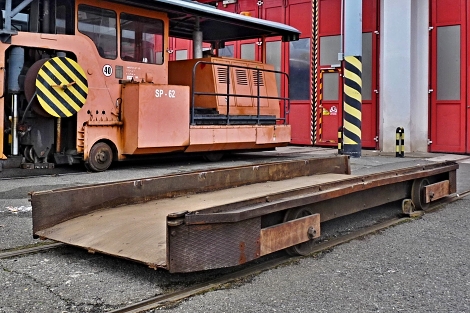 Ve vozovně Slovany byl zachycen pracovní traťový vozík (ve stavu po odřezání nosné konstrukce pro kontejner). Foto: Michal Kouba, 13.12.2020