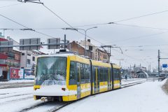 V posledních týdnech provozu si Astra 303 užila i bohatší sněhovou nadílku. Zasněžený vůz byl zvěčněn při příjezdu k zastávce Hlavní nádraží. 8.2.2021, Jakub Klimeš.