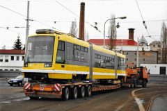 Nová tramvaj Astra č. 303 právě od výrobce dorazila do vozovny Slovany. 23.3.1999, Michal Kouba.