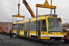 Skládání zbrusu nové tramvaje Astra č. 303 na plzeňské koleje. 23.3.1999, Michal Kouba.