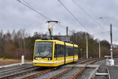 Nově vybudovaná tramvajová trať na Borská pole byla plánována ještě před zahájením provozu tramvají Astra v Plzni. Po mnoha letech se plány v roce 2019 staly skutečností, a taky se i tramvaje Astra mohly v posledních letech svého provozu vydat po nových kolejích k Západočeské univerzitě. Příležitostí, v rámci kterých se vozy Astra, dostaly na novou trať páteřní linky č. 4 nebylo mnoho, jednalo se výhradně o neveřejné jízdy - např. zácviky nových řidičů nebo objednané jízdy pro dopravní fanoušky. Právě při jízdě pro dopravní příznivce, konkrétně projížďce k oslavě 20 let provozu webové stránky plzensketramvaje.cz, zavítal na trať k Západočeské univerzitě vůz 303, který byl pro účely fotografování opatřen i předním krytem spřáhla. Na snímku je vůz zachycen při návratu od Západočeské univerzity krátce před vjezdem na nově vybudovaný tramvajový most překlenující silniční přivaděč. 2.2.2020, Zdeněk Kresa.
