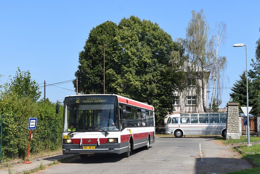 Škoda 21 Ab č. 474 nasazená na linku 2 obsluhuje zastávku Muzeum Středních Brd. V pozadí projíždí autobus Škoda 706 RTO-LUX. 16.8.2020, Zdeněk Kresa.
