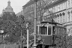 Snímek tramvajového vozu č. 17 v soupravě s dvounápravovým plošinovým vozem v dnešních Kopeckého sadech. Snímek pořízen před 1. světovou válkou (kolem roku 1910), ze sbírek Západočeského muzea v Plzni, p. o. (N-NMP 6521) (Emanuel Balley).