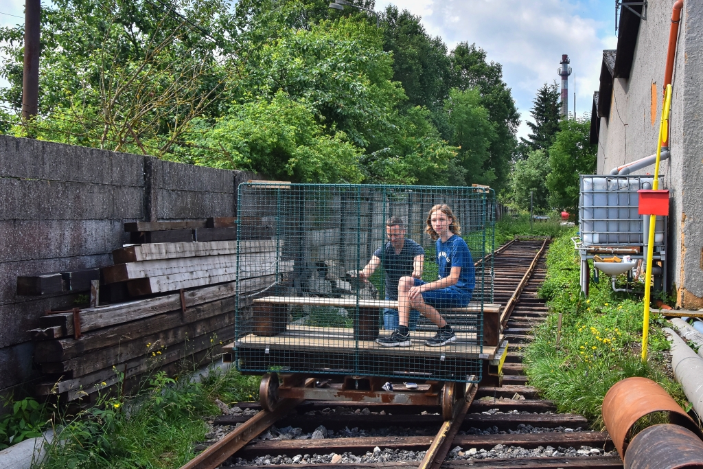 Před finálním dokončením tramvajové trati v prostoru muzea se mohli návštěvníci po již vybudované části projet v improvizovaném vozíku na ruční pohon. 3. 7. 2021, Zdeněk Kresa