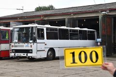 Pro každý autobus byla připravena samolepka s původním plzeňským evidenčním číslem a stejně tak letáček s podrobnějšími informacemi o osudu vozu. 28. 8. 2021, Zdeněk Kresa.