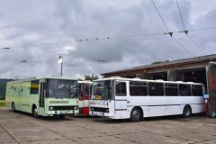 I tyto autobusy dříve sloužily plzeňskému dopravnímu podniku. Na snímku pózují vozy Karosa B 732 č. 401 a C 734 č. 100. 28. 8. 2021, Zdeněk Kresa.