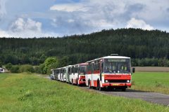 Šestice autobusů před návratem konvoje do Muzea pózuje v lokalitě Na Vrších. 28. 8. 2021, Zdeněk Kresa.