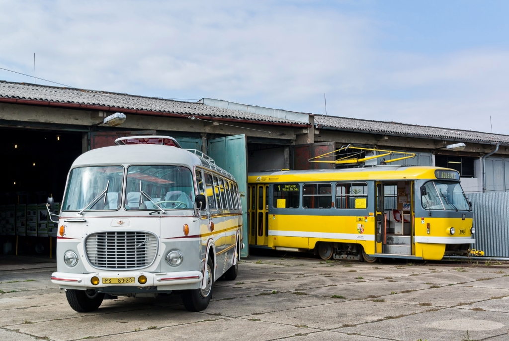 Chloubou expozice Muzea dopravy ve Strašicích je zrenovovaný autobus Škoda 706 RTO-LUX. Ten pózuje společně s jedním z tramvajových exponátů – vozem T3 č. 195 původem z Plzně. 14. 9. 2019, Jakub Klimeš.