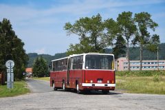 V rámci výletu z Chomutovska do Strašic zavítal také historický, původně varšavský, autobus Ikarus 280.70. Na snímku vůz při odjezdu od muzea. 24. 7. 2021, Zdeněk Kresa.
