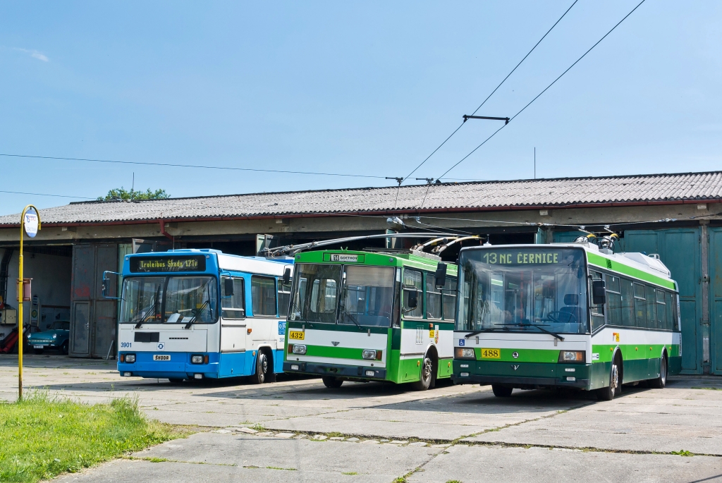 Bývalé plzeňské trolejbusy Škoda 21 Tr č. 488, 14 Tr č. 432 společně s původně ostravským trolejbusem 17 Tr č. 3901 v Muzeu dopravy. 26. 5. 2018, Jakub Klimeš.