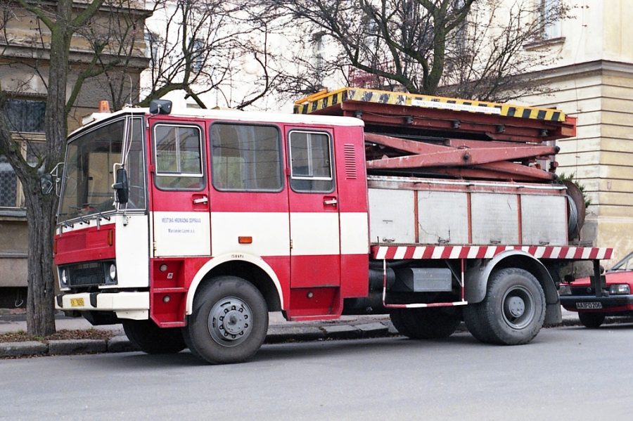 LIAZ 101.860 VNP s kabinou prozrazující prvotní působiště vozidla u hasičského sboru (jako stříkačka CAS-25) postává na svém obvyklém místě u měnírny v Mariánských Lázních 24. 11. 1997, Jiří Holeček.