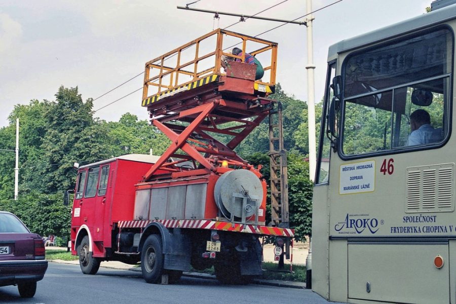 Montážní vůz LIAZ byl při zásahu na Hlavní třídě (u poškozeného závěsu troleje - "eroplánku") zachycen ve společnosti trolejbusu 14 Tr č. 46. 24. 8. 2001, Jiří Holeček.