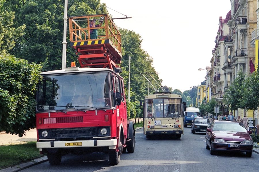 Montážní vůz LIAZ byl při zásahu na Hlavní třídě zachycen ve společnosti trolejbusu 14 Tr č. 46. 24. 8. 2001, Jiří Holeček.