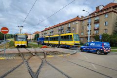 Transport s Astrou opouští plzeňskou tramvajovou vozovnu a vydává se na cestu do Strašic. 30. 6. 2021, Štěpán Pavlíček.