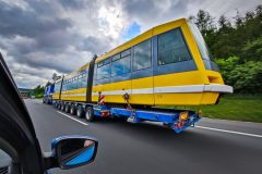 Transport tramvaje Astra po dálnici D5 směřuje z Plzně do Strašic. 30. 6. 2021, Štěpán Pavlíček.