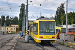 Astra č. 303 se před několika okamžiky naposledy dotkla plzeňských tramvajových kolejí. 30. 6. 2021, Zdeněk Kresa.