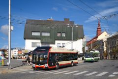 Na jihlavském Masarykově náměstí se 21 Tr mohla setkat i s jedním ze zdejších nejnovějších bateriových trolejbusů Škoda 32 Tr. 24. 9. 2023, Zdeněk Kresa.